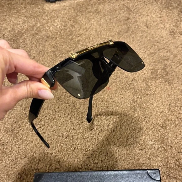 Louis Vuitton Show Sunglasses in Black and Gold LV Z1194E display picture 3